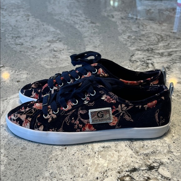 NWOB GUESS Women's Navy and Pink Floral Sneakers - Picture 3 of 10